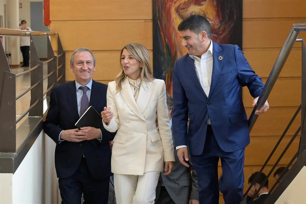 La vicepresidenta segunda del Gobierno y Ministra de Trabajo y Economía Social, Yolanda Díaz, llega a la Asamblea del Sindicato de técnicos del Ministerio de Hacienda (Gestha) en el Paraninfo de la Universidad de A Coruña, a 23 de octubre de 2025, en A 