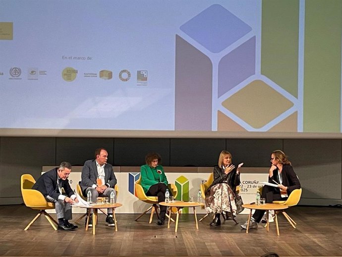 La presidenta de la Diputación de Barcelona, Lluïsa Moret, participa en una mesa redonda