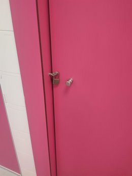 El PSOE denuncia que el baño adaptado del gimnasio municipal del barrio del Polígono permanece cerrado con candado.