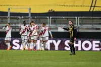 El Rayo rescata un punto europeo de penalti en el 103'