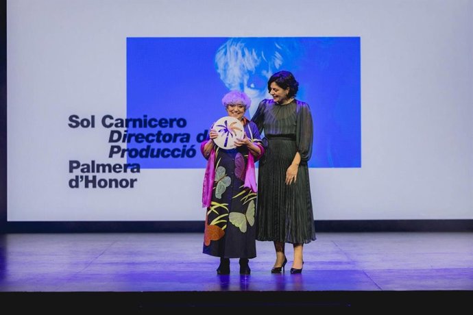 Sol Carnicero, Palmera de Honor de la Mostra, en la gala de apertura del festival