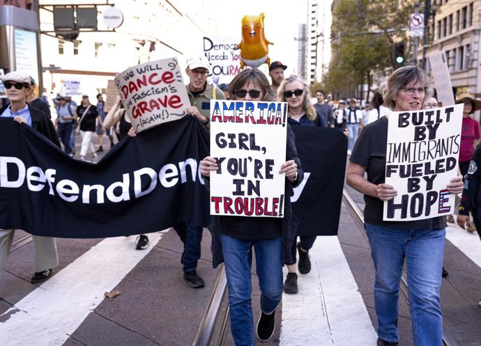 18 de outubro de 2025 - São Francisco, Califórnia, EUA - Pessoas se reúnem em São Francisco para o protesto "No Kings" (Sem Reis) contra o ataque do governo Trump à democracia americana. Mais de 2.500 marchas e comícios desse tipo estão ocorrendo em todo 