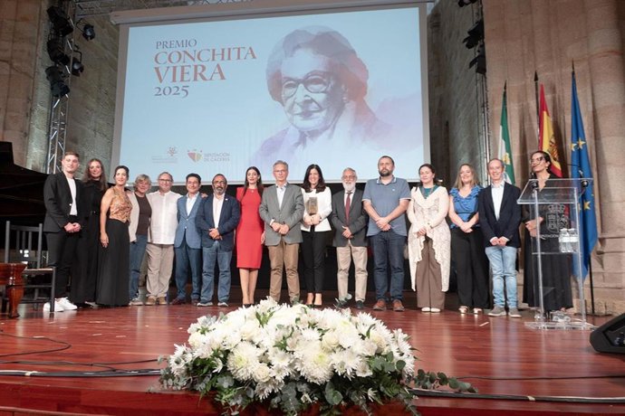 Foto de familia del II Premio Conchita Viera que organiza la Diputación de Cáceres