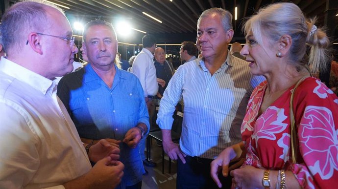 MIguel Tellado (i.) junto a Ricardo Sánchez, Jose Luis Sanz y Patericia del Pozo, este jueves en Sevilla