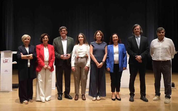 La moderadora, Mabel Mata, con los siete candidatos a rector de la Universidad de Sevilla en la Escuela Técnica Superior de Ingeniería, donde se ha celebrado el debate electoral.