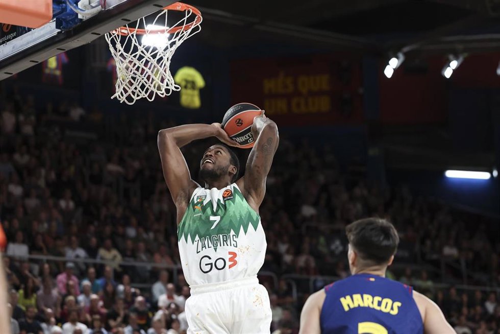 Moses Wright (Zalgiris Kaunas) en acción en el partido contra el Bara en el Palau Blaugrana, en la Fase Regular de la Euroliga