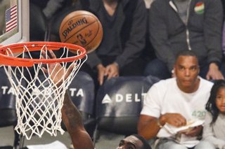 Archivo - 01 December 2019, US, Los Angeles: Lakers' LeBron James (R) tries to block Mavericks' Tim Hardaway during the NBA men basketball match between Los Angeles Lakers and Dallas Mavericks at STAPLES Center. Photo: Burt Harris/Prensa Internacional via