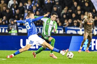 23 October 2025, Belgium, Genk: Genk's Daan Heymans and Real Betis's Valentin Gomez pictured during the UEFA Europa League soccer match between between KRC Genk and Real Betis Balompie. Photo: Tom Goyvaerts/Belga/dpa