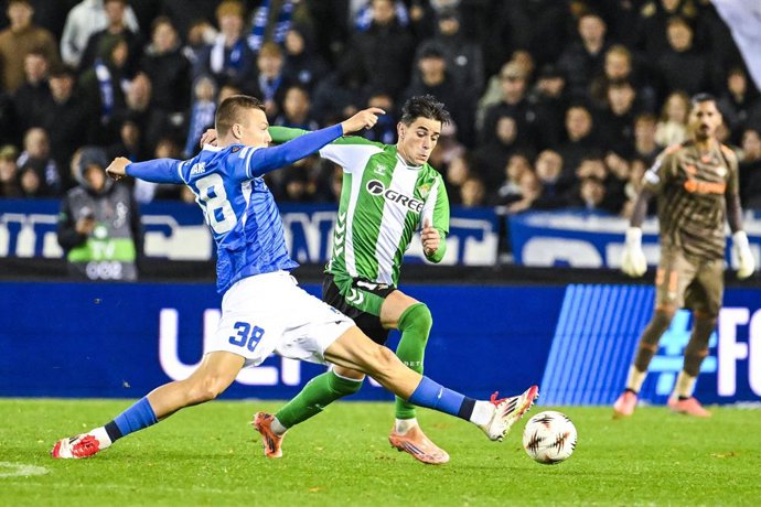 23 October 2025, Belgium, Genk: Genk's Daan Heymans and Real Betis's Valentin Gomez pictured during the UEFA Europa League soccer match between between KRC Genk and Real Betis Balompie. Photo: Tom Goyvaerts/Belga/dpa