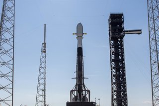 El Falcon 9 con el SpainSat NG II en posición vertical en la plataforma para el lanzamiento