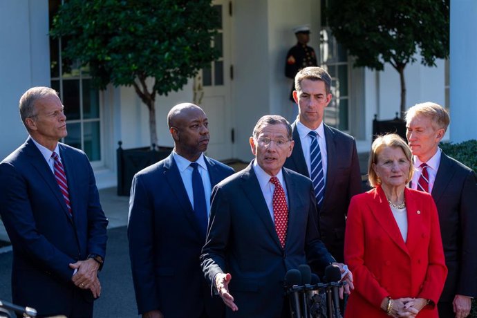 Los senadores republicanos John Barrasso, John Thune, Tim Scott, Tom Cotton, James Lankford y Shelley Moore Capito comparecen ante la prensa tras un almuerzo con el presidente de EEUU, Donald Trump, en la Casa Blanca 