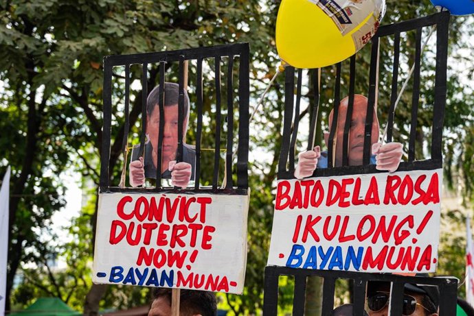 Archivo - Manifestantes filipinos muestran pancartas en favor del encarcelamiento del expresidente Rodrigo Duterte y del senador Ronald de la Rosa, exjefe de la Policía Nacional bajo el Gobierno de Duterte, en Ciudad Quezon, Filipinas