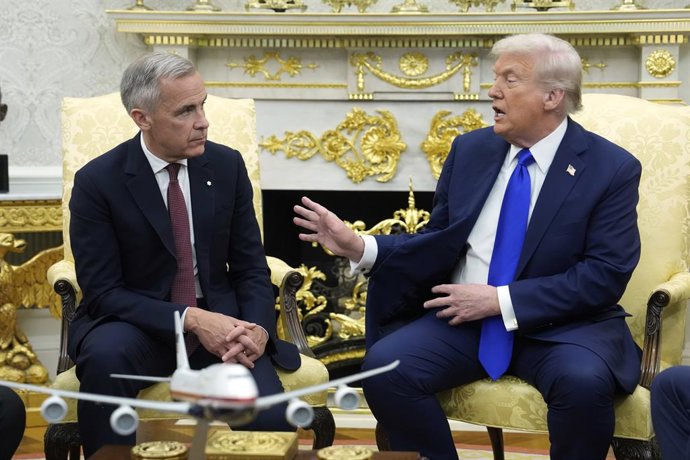 07 de outubro de 2025, EUA, Washington: O presidente dos EUA, Donald Trump (R), e o primeiro-ministro canadense, Mark Carney, realizam uma coletiva de imprensa na Casa Branca durante sua reunião. Foto: Adrian Wyld/Canadian Press via ZUMA Press/dpa
