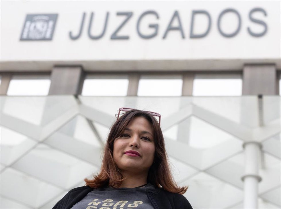 Archivo - La actriz Elisa Mouliaá a su salida de los Juzgados de Plaza de Castilla tras entregar su teléfono móvil a fin de que la Policía Nacional pueda analizar las conversaciones que mantuvieron, a 11 de abril de 2025, en Madrid (España). 