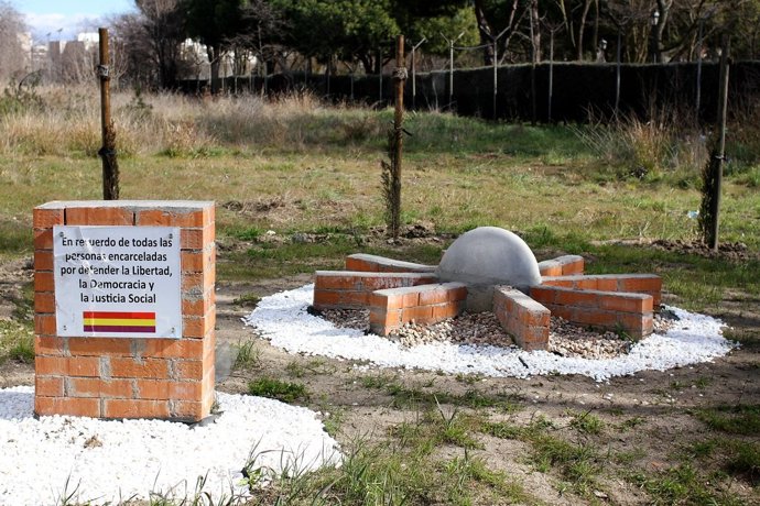 Archivo - En el solar de la antigua prisión existe un 'memorial alternativo realizado por la Plataforma Ciudadana por la Memoria de la Cárcel de Carabanchel