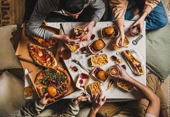 Archivo - Comida rápida, grasas procesadas, hamburguesas
