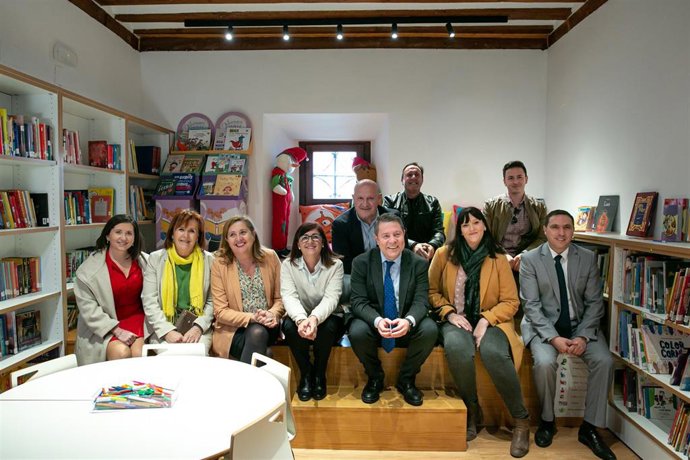 Archivo - El presidente de Castilla-La Mancha, Emiliano García-Page, visita la nueva biblioteca de Minganilla.