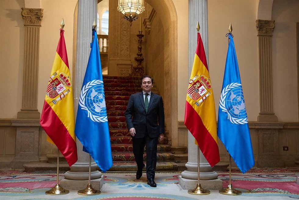 Archivo - El ministro de Asuntos Exteriores, José Manuel Albares a su llegada a una reunión con el comisionado general de la UNRWA, Philippe Lazzarini (d), en la sede del Ministerio, a 7 de marzo de 2024, en Madrid (España). 