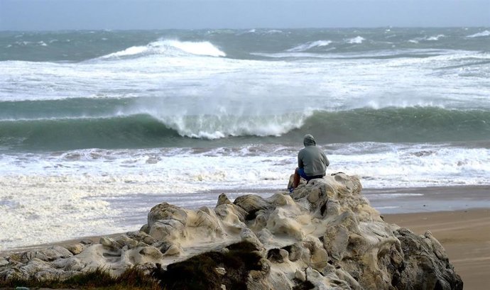 Una persona hace fotos del oleaje, a 23 de octubre de 2025, en Santander, Cantabria (España). 