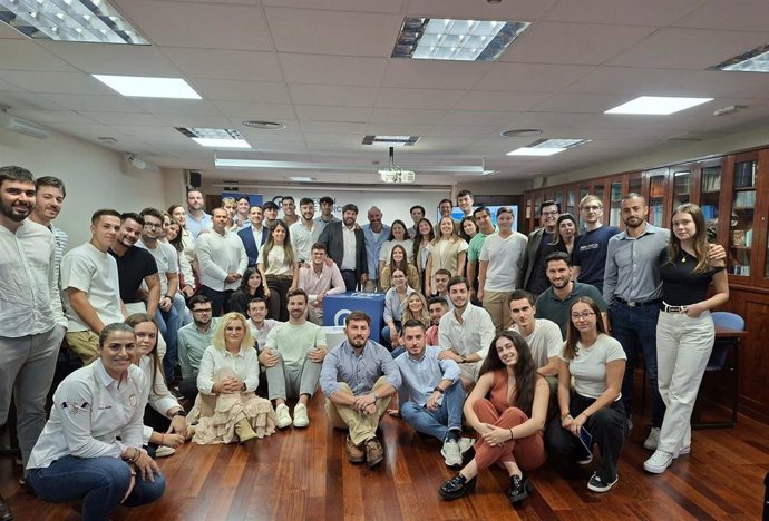 El presidente del PP de la Región de Murcia, Fernando López Miras, y el vicesecretario de Educación e Igualdad del PP, Jaime de los Santos,  en la Junta Directiva Regional de Nuevas Generaciones