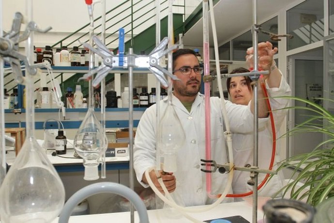 Archivo - Un  trabajador