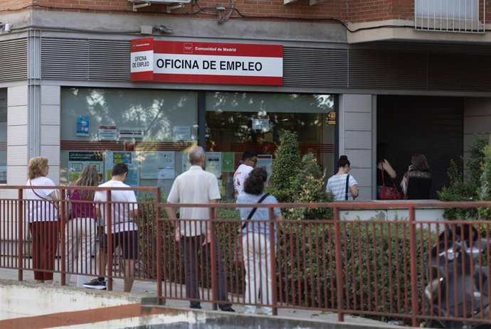 Archivo - Varias personas hacen cola en una oficina del SEPE, a 4 de agosto de 2025, en Madrid (España).