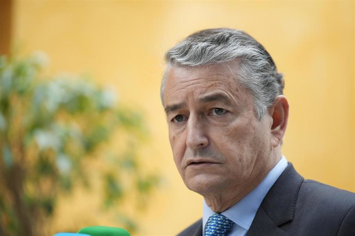 El consejero de Sanidad, Presidencia y Emergencias de la Junta de Andalucía, Antonio Sanz, en una atención a medios. Imagen de archivo.
