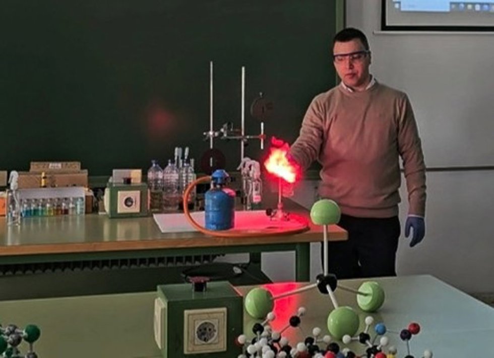 El docente, Mario Carrasco, durante una clase en el IES San Fulgencio de Écija (Sevilla).