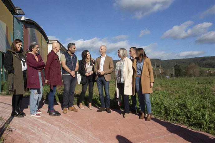 Archivo - El consejero de Educación, Sergio Silva, durante su visia a los terrenos del nuevo instituto de Ribamontán al Monte.
