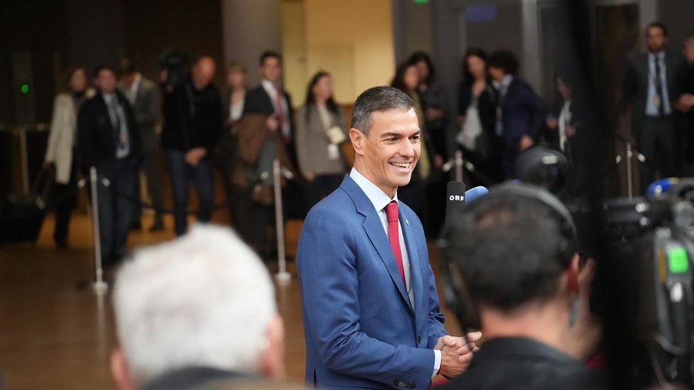 El presidente del Gobierno, Pedro Sánchez, atiende a los medios a su llegada a la reunión del Consejo Europeo, a 23 de octubre de 2025, en Bruselas (Bélgica). El Consejo Europeo tratará hoy principalmente la situación en Ucrania y contará con la presenc
