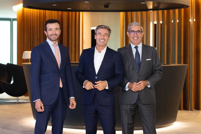 De izquierda a derecha: el nuevo socio responsable de Clientes y Mercados de EY España, Ramón Palacín;  el presidente de EY España, Federico Linares; y el nuevo socio director de EY Abogados, Adolfo Zunzunegui.