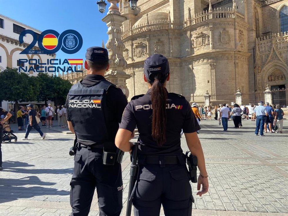 Dos agentes de la Policía Nacional en Sevilla
