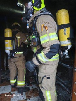 Bomberos de la Diputación de Cáceres en la vivienda incendiada en Campo Lugar.