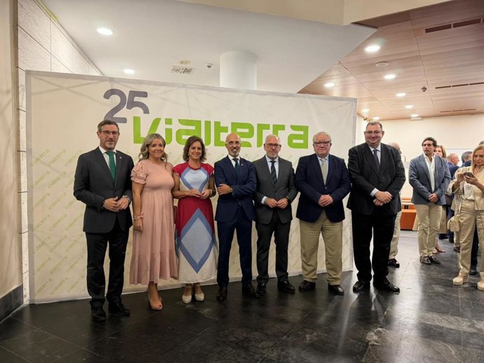 La consejera Catalina García (3i), en el acto con motivo del 25 aniversario de Vialterra.