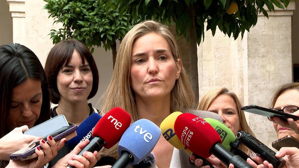 La vicepresidenta tercera del Gobierno y ministra para la Transición Ecológica y el Reto Demográfico, Sara Aagesen, en declaraciones a los medios en Valncia.