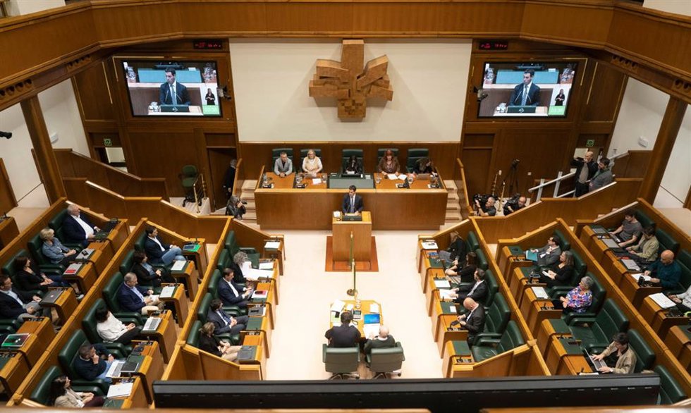 Pradales durante el pleno de control en el Parlamento Vasco