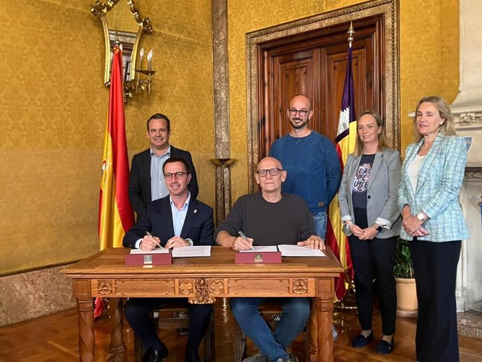 Los presidentes del Consell de Mallorca, Llorenç Galmés, y de 3 Salut Mental, Alfons Suárez, en la firma del convenio de colaboración.