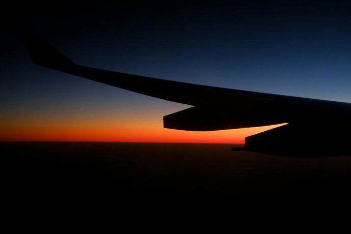 Por qué por la noche parece que los aviones dejan de sonar (y otros se escuchan más fuerte)
