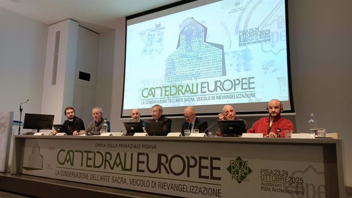 El deán presidente del Cabildo Catedralicio de Córdoba, Joaquín Alberto Nieva, y el arquitecto Juan Pablo Rodríguez Frade, en el XIV Congreso Internacional de Catedrales Europeas.