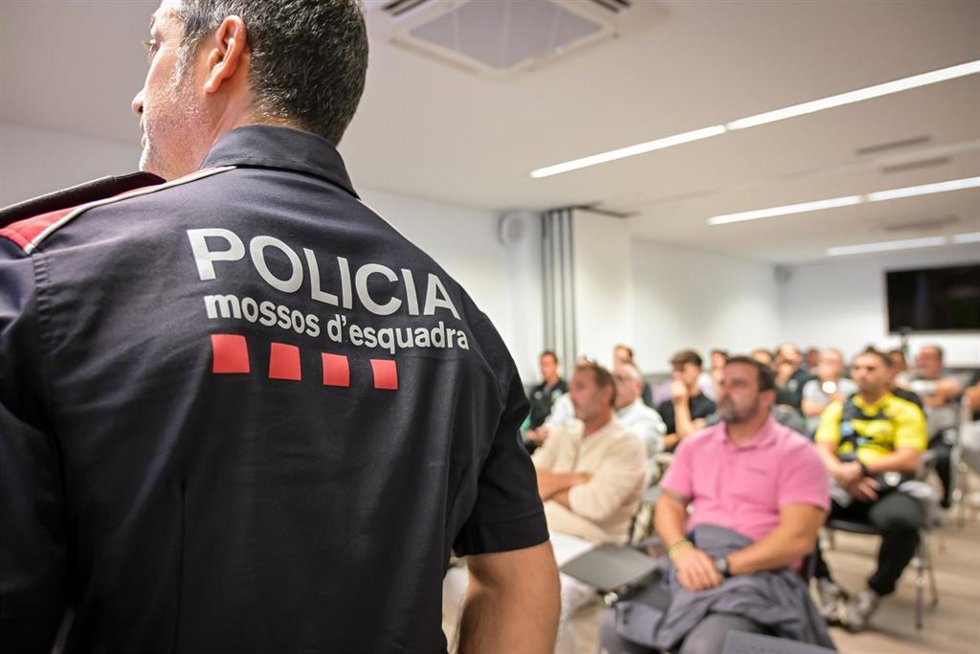 Reunión de Mossos con entrenadores y directivos de clubes del Maresme (Barcelona)