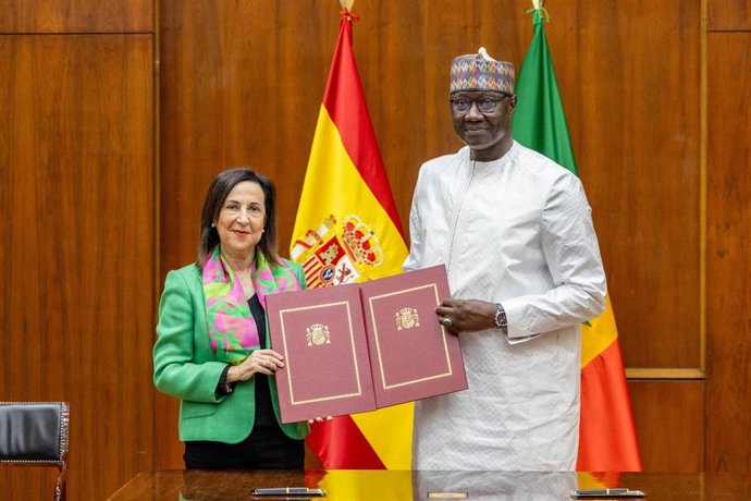 La ministra de Defensa, Margarita Robles, y su homólogo senegalés, Birame Diop.