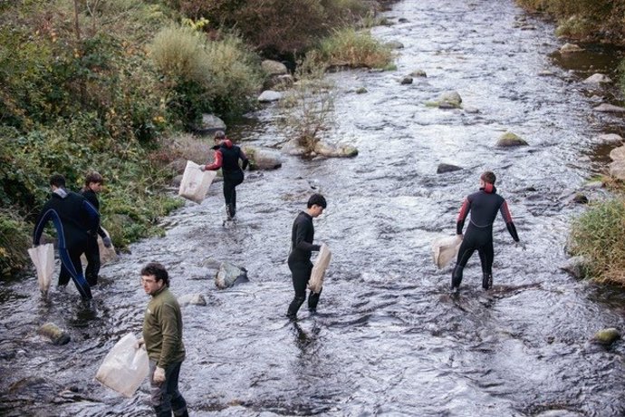 Un grup de persones netejant el riu Noguera Pallaresa