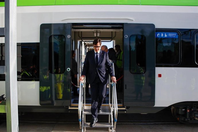 El presidente de la Generalitat, Salvador Illa, saliendo del primer de los diez trenes de FGC que unirán Barcelona y el Aeropuerto