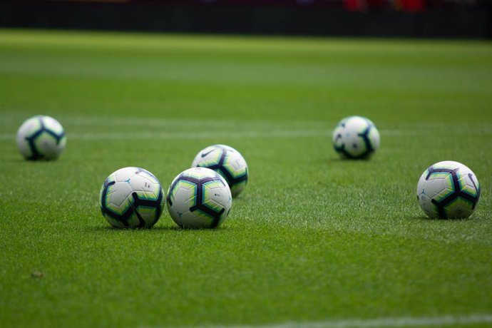 Archivo - Arquivo - Bolas de futebol em um campo