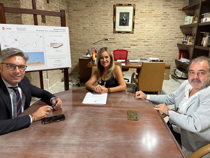 El delegado de Infraestructuras, Sostenibilidad y Agricultura de la Diputación de Córdoba, Andrés Lorite, y la alcaldesa de Bujalance, Elena Alba.