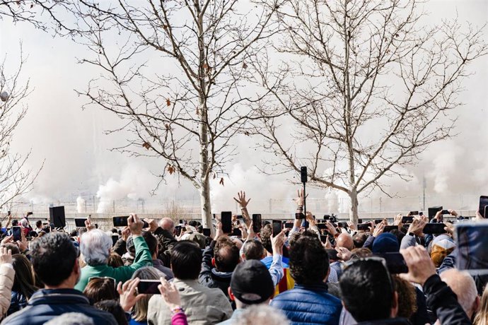 Archivo - Decenas de personas observan el humo durante la primera mascletà madrileña, en el Puente del Rey 