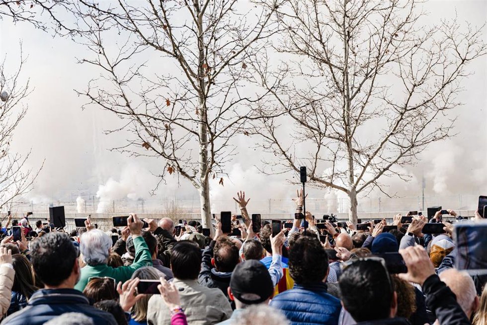 Archivo - Decenas de personas observan el humo durante la primera masclet madrileña, en el Puente del Rey 