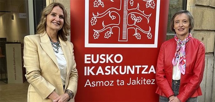 La investigadora Gloria Totoricagüena y la presidenta de Eusko Ikaskuntza, Ana Urkiza