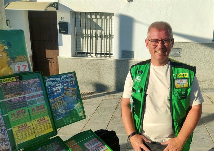 El vendedor de la ONCE que ha repartido el premio en Las Cabezas, José Antonio García