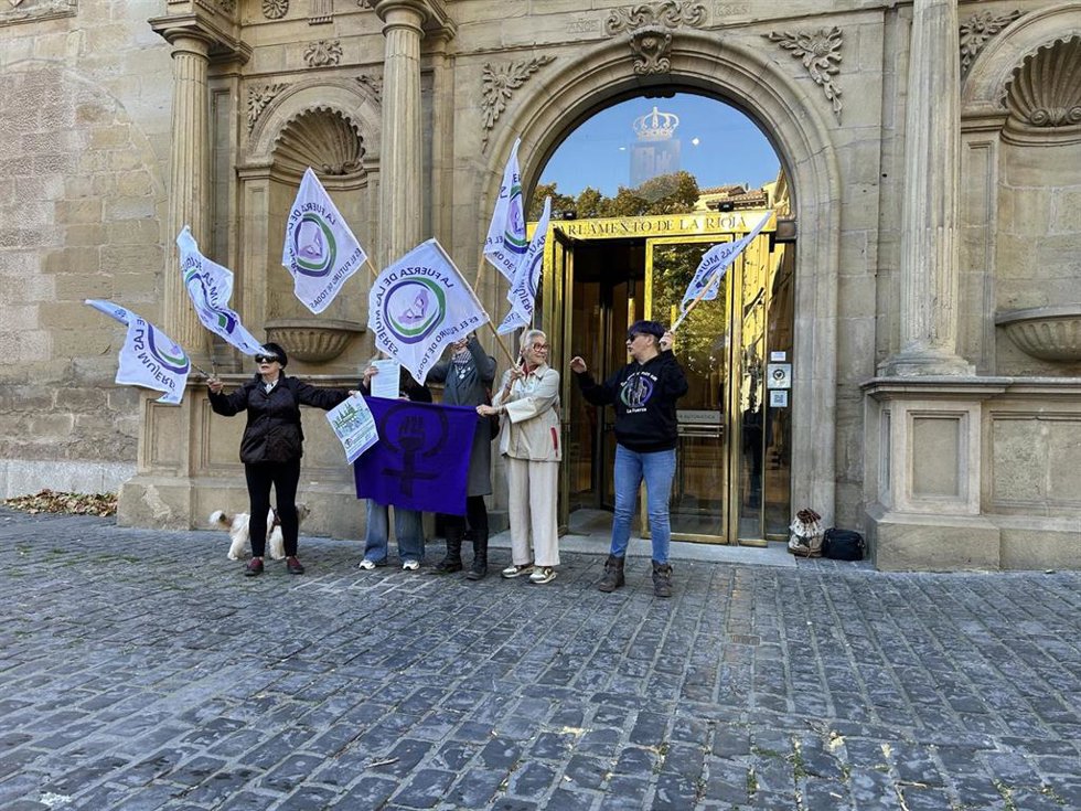 Representantes de Kirké han hecho entrega del manifiesto en el Parlamento de La Rioja